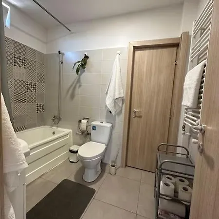 2 Bedroom Artsy Апартаменти *